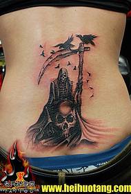 ruku s uzorkom tetovaže srpaste vrane smrti
