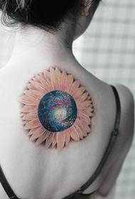 артқы жағында әдемі түсті жұлдызды күн гүлінің тату-суреті Сурет