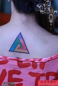 يتم مشاركة الوشم المثلث الخلفي للمرأة من قبل الوشم