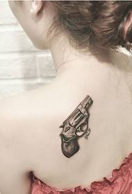 Пистолеттің татуировкасы әдемі суретінің артқы жағы
