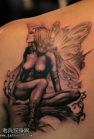 Pieni tuore selkä enkelin tatuointikuvio