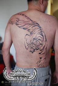 Tigre nede på fjellet tatoveringsmønster