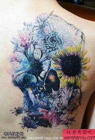 Foto de tatuatge de girasol tatuat a l'estil esquitxat posterior