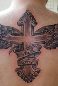 volver guapo tatuaje cruzado de moda