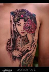 Zadné kvetinové tetovanie sú spoločné pre tetovanie