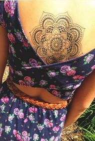 immagine del modello del tatuaggio del fiore posteriore femminile