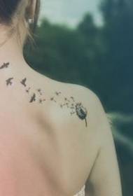 Yarinya Back seagull tattoo hoto