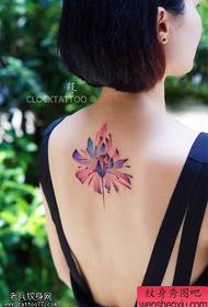 Show de tatuagem, compartilhe uma foto da tatuagem de lótus nas costas de uma mulher