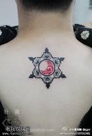 Esquena de tatuatge d'estrella de sis puntes