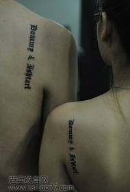 Fermoso e elegante patrón de tatuaxe de letra de parella