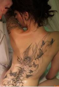 ragazza sexy schiena bella gruppo danza tatuaggio farfalla foto