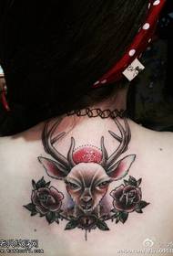 Ženski hrbtni vzorec tatoo rose antilope
