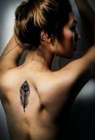 bellissimo dorso di piuma bellissimo tatuaggio femminile