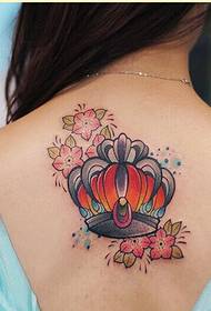 moteriškos nugaros mados asmenybės karūna vyšnių tatuiruotė paveikslėlio nuotrauka