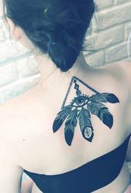 bellezza indietro solo bella immagine del modello del tatuaggio foglia dall'aspetto