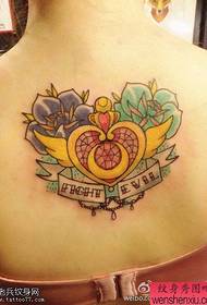Tato punggung berwarna perempuan dibagikan oleh tato