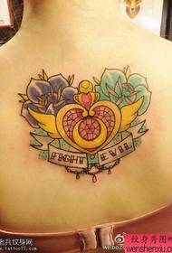 Los tatuajes de color de espalda de las mujeres son compartidos por los tatuajes