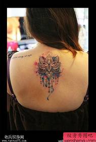 Női vissza fröccsenő festék rajongója virág tetoválás működik