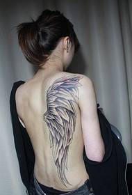 Tatuaje de alas de media espalda apuesto clásico de moda para niñas
