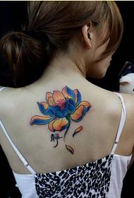moda bellezza indietro bella immagine del modello del tatuaggio del loto di colore