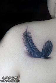 Mažas šviežios asmenybės nugaros plunksnos tatuiruotės modelis