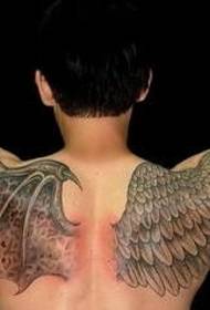 男人紋身圖案：背部天使魔鬼翅膀紋身圖案