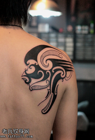 Personaliteti i vogël i freskët mbrapa modelin e tatuazheve totem të tatuazhit