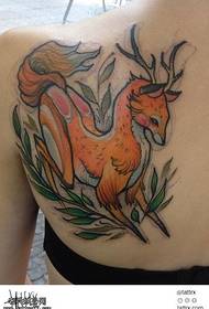 A hátsó színű antilop tetoválásokkal tetoválásokat lehet megosztani