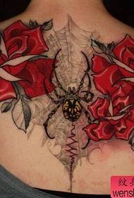 Nainen takaisin ruusu hämähäkki tatuointi työ tatuointi
