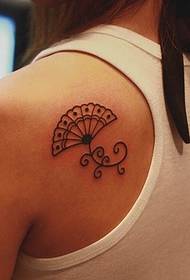 Personalità alla moda con bellissime foto di modelli di tatuaggi per totem