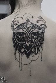 Tatuaggio da donna con gufo sul retro di tattoo