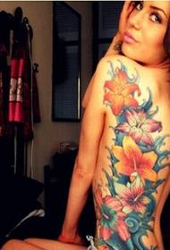 modello femminile sexy del tatuaggio del fiore di moda posteriore per godersi l'immagine