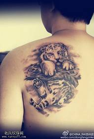 Înapoi Tiger Tatuaje după spectacolul de tatuaje