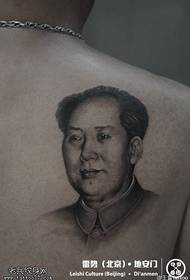 Rao Maoning portreti orqa tomondan tatuirovkada ishlaydi