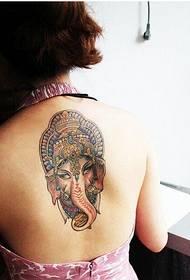 Ženské zadní osobnosti módy, jako je vzor tetování boha
