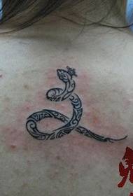 一款女孩子背部图腾蛇纹身图案