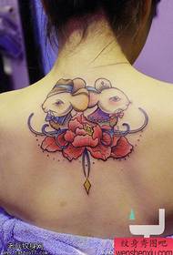 Les tatouages de la souris dans le dos de la femme sont partagés par les tatouages