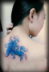 čudovita lepotica nazaj na modri sliki Tattoo živali z devetimi repi