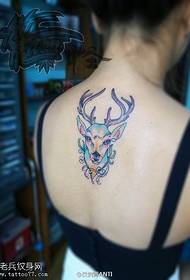 Vroulike rug gekleurde antilope tattoo foto's