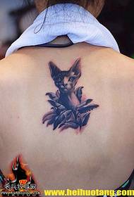 Modello di tatuaggio gattino persiano in foglie verdi