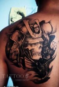 Um trabalho de tatuagem de guerreiro fantasma nas costas é compartilhado pelo show de tatuagem