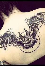 La sala de tatuajes comparte la imagen del tatuaje del murciélago trasero