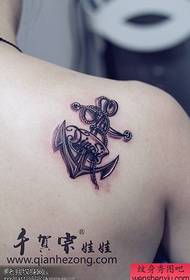 ການສະແດງ tattoo ສະມໍຫລັງ ໃໝ່ ທີ່ມີຂະ ໜາດ ນ້ອຍ