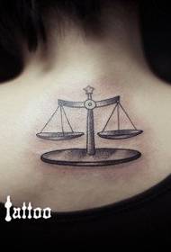 Neskek moda moda Libra tatuaje klasikoa