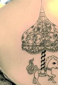Moteriškos užpakalinės karuselės tatuiruotės modelio nuotrauka