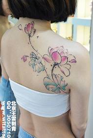 Kadının arkasındaki renk lotus dövmesi çalışmaları, dövme şovuyla paylaşılıyor