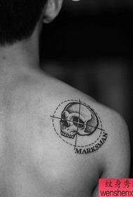 tatuaż czaszki snajpera z tyłu