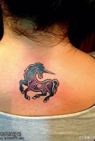Patrón de tatuaje de unicornio estrellado de color de espalda