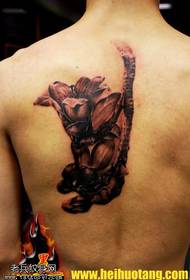 posteriore rosso rosso bellissimo modello di tatuaggio magnolia
