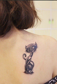 espalda feminina fermoso patrón de tatuaxe de gato branco e negro